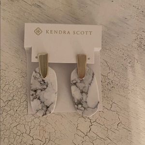 Never worn with tag Kendra scott Aragon earnings